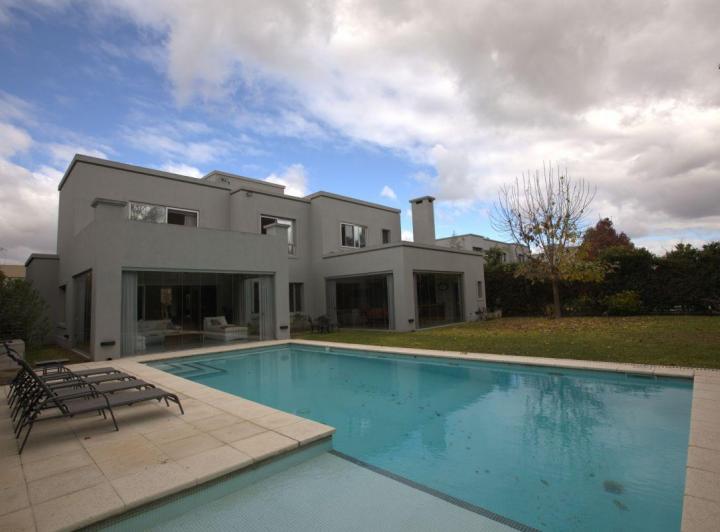 Casa · 340m² · 6 Ambientes · 1 Cochera