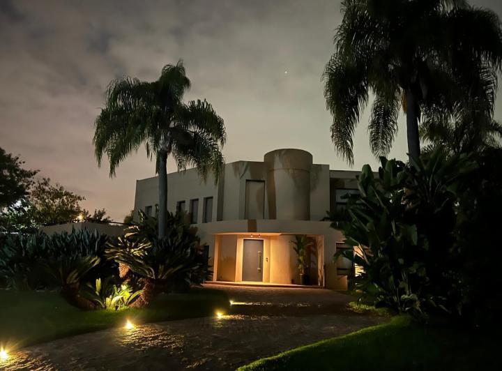 Casa · 700m² · 6 Ambientes · 3 Cocheras