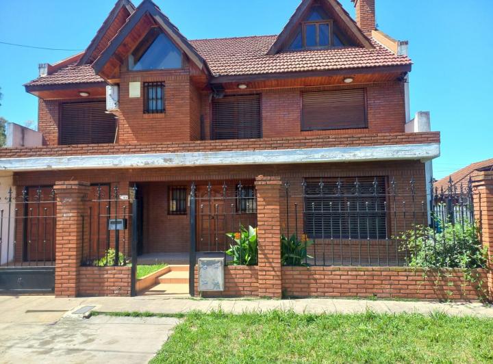 Casa · 200m² · 5 Ambientes · 1 Cochera