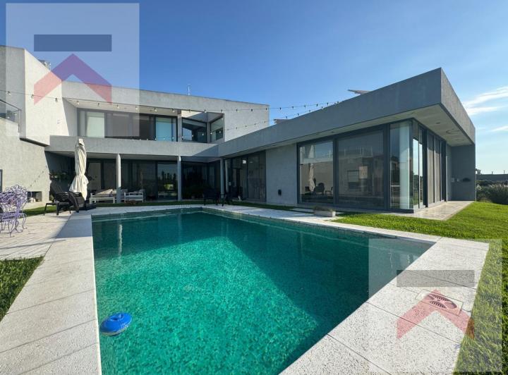 Casa · 397m² · 7 Ambientes · 2 Cocheras