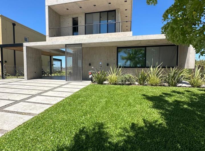 Casa · 278m² · 4 Ambientes · 4 Cocheras