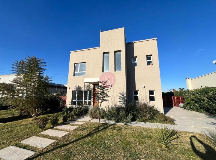 Casa · 160m² · 4 Ambientes · 2 Cocheras