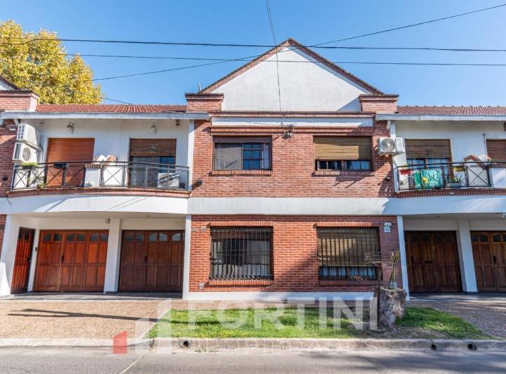 Casa · 113m² · 4 Ambientes · 2 Cocheras