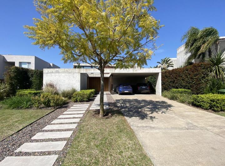 Casa · 320m² · 4 Ambientes · 2 Cocheras