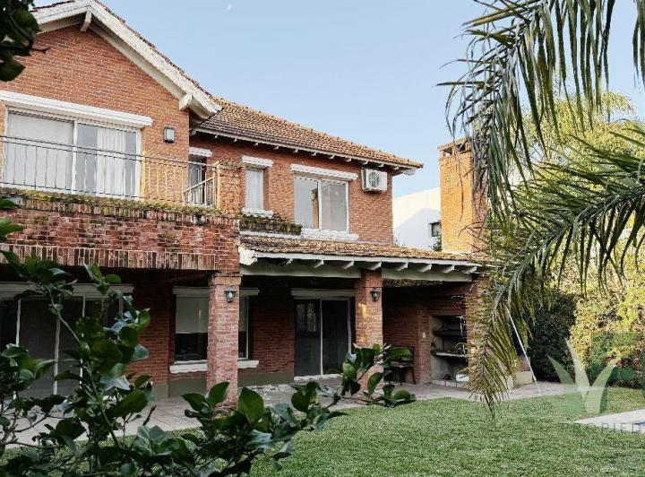 Casa · 220m² · 4 Ambientes · 1 Cochera