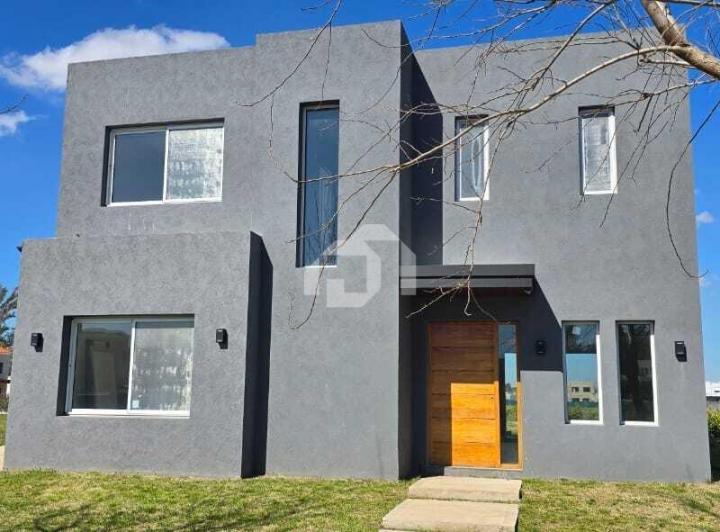 Casa · 163m² · 4 Ambientes · 2 Cocheras
