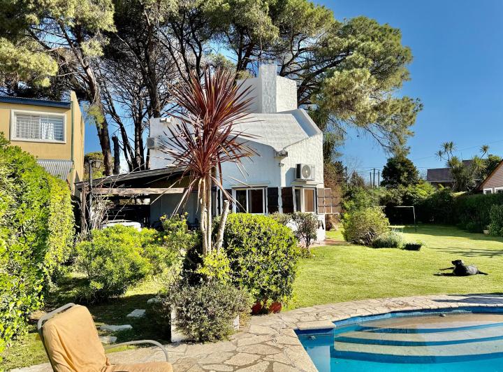 Casa · 200m² · 5 Ambientes · 2 Cocheras