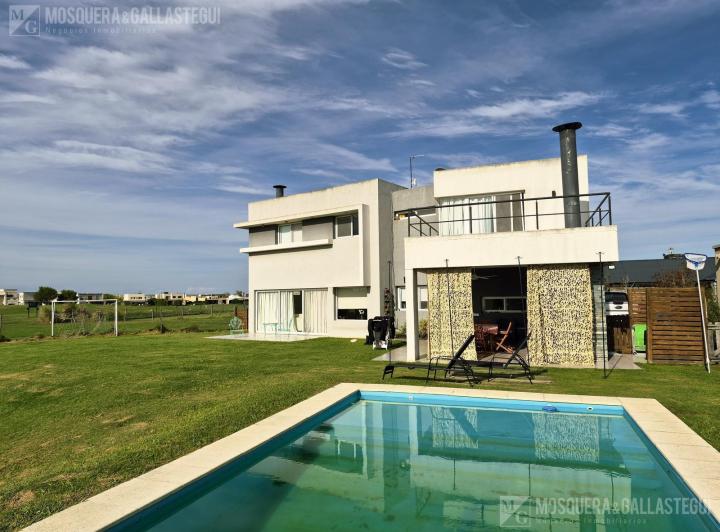 Casa · 240m² · 5 Ambientes · 4 Cocheras