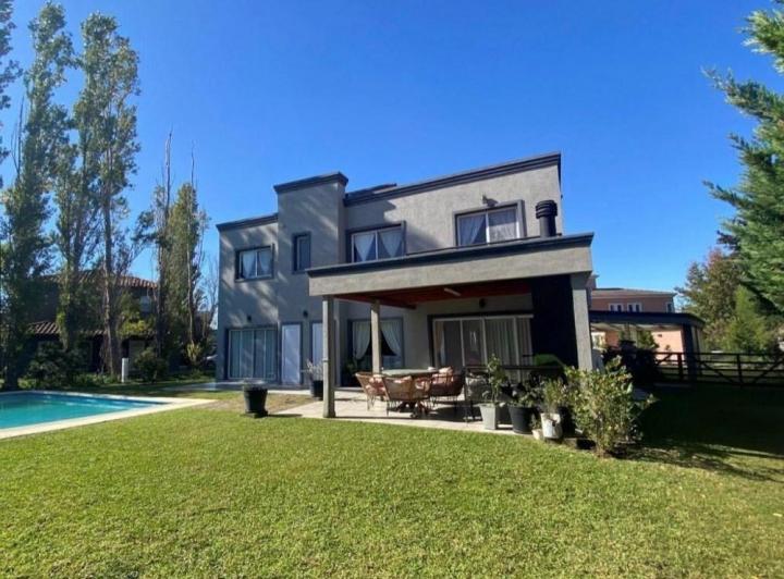 Casa · 220m² · 5 Ambientes · 1 Cochera