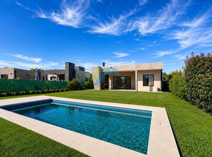 Casa · 143m² · 4 Ambientes · 2 Cocheras