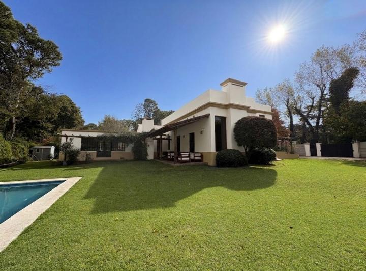 Casa · 240m² · 5 Ambientes