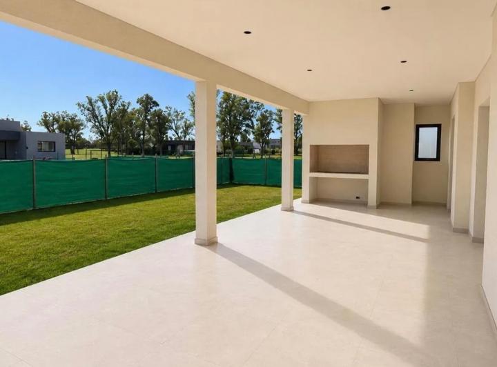 Casa · 220m² · 4 Ambientes · 3 Cocheras