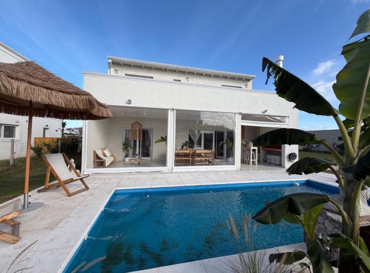 Casa · 160m² · 4 Ambientes · 3 Cocheras