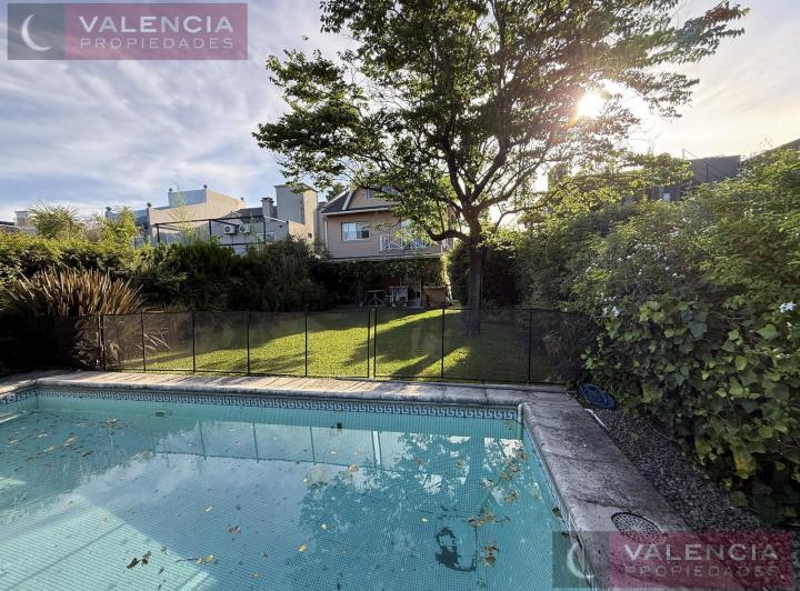 Casa · 230m² · 7 Ambientes · 3 Cocheras