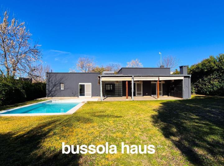 Casa · 230m² · 4 Ambientes · 2 Cocheras