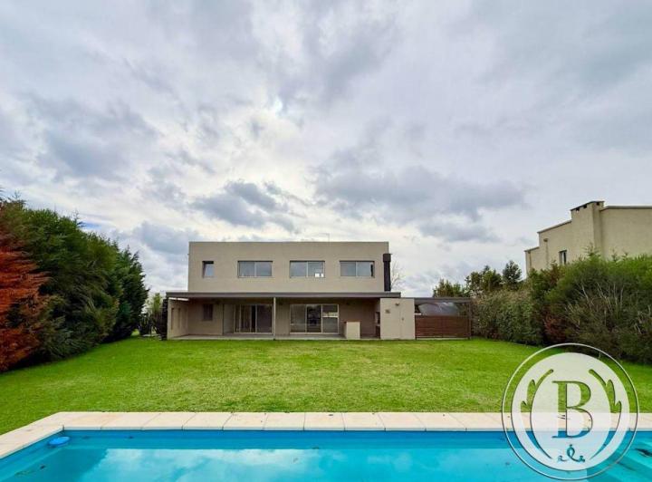 Casa · 195m² · 4 Ambientes · 4 Cocheras