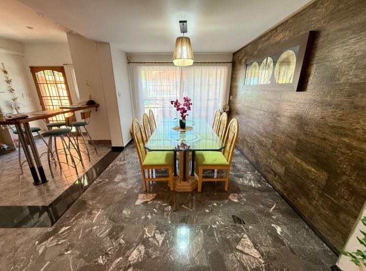 Casa · 187m² · 5 Ambientes · 2 Cocheras