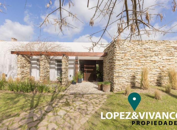 Casa · 250m² · 5 Ambientes · 2 Cocheras