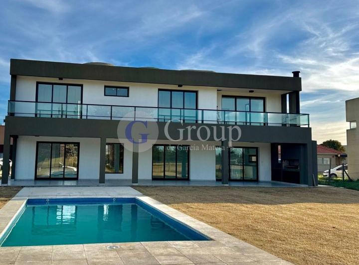 Casa · 291m² · 5 Ambientes · 4 Cocheras