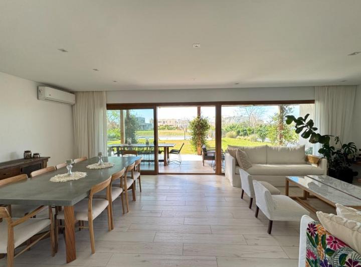 Casa · 180m² · 4 Ambientes · 6 Cocheras
