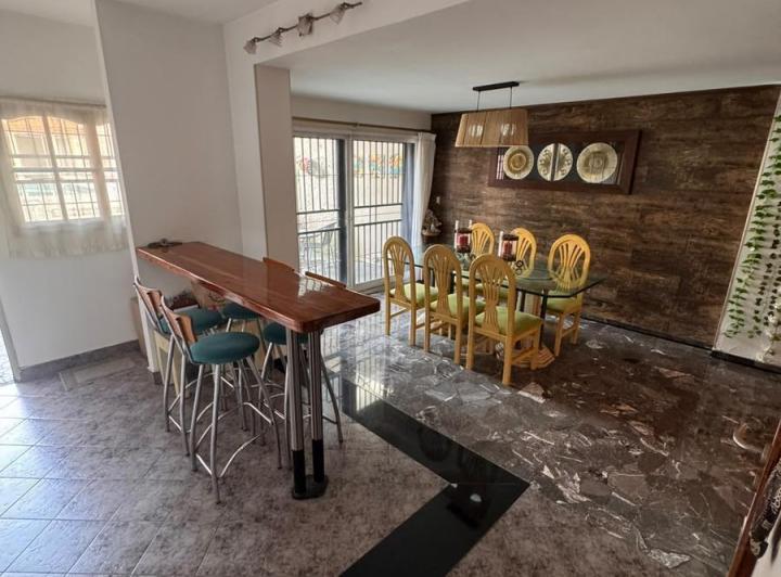 Casa · 187m² · 5 Ambientes · 2 Cocheras