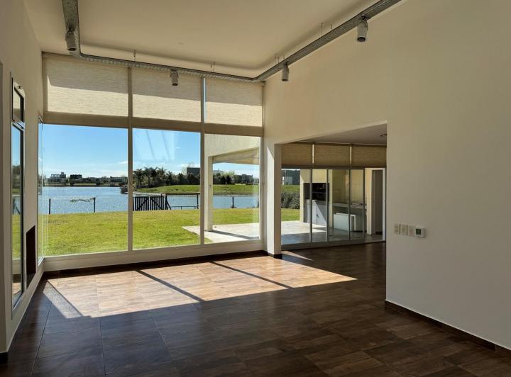 Casa · 140m² · 4 Ambientes · 2 Cocheras