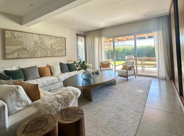 Casa · 280m² · 4 Ambientes · 2 Cocheras