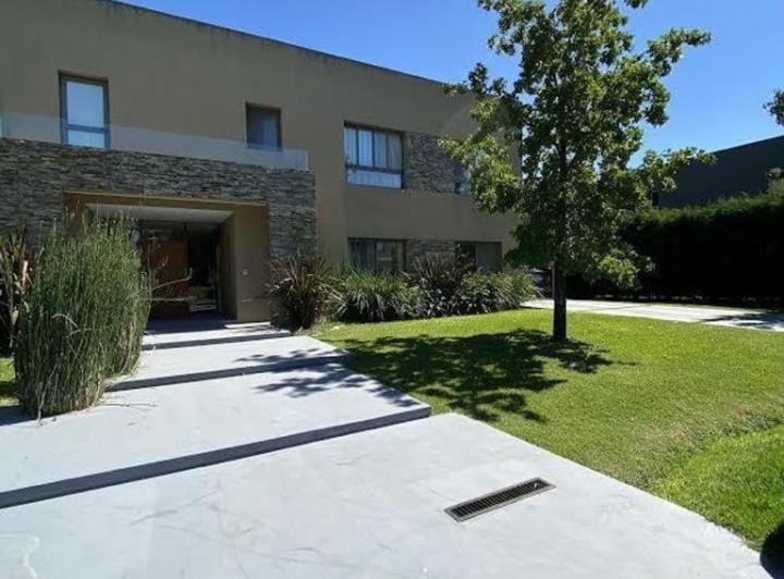 Casa · 350m² · 5 Ambientes · 2 Cocheras