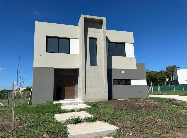 Casa · 140m² · 4 Ambientes · 2 Cocheras
