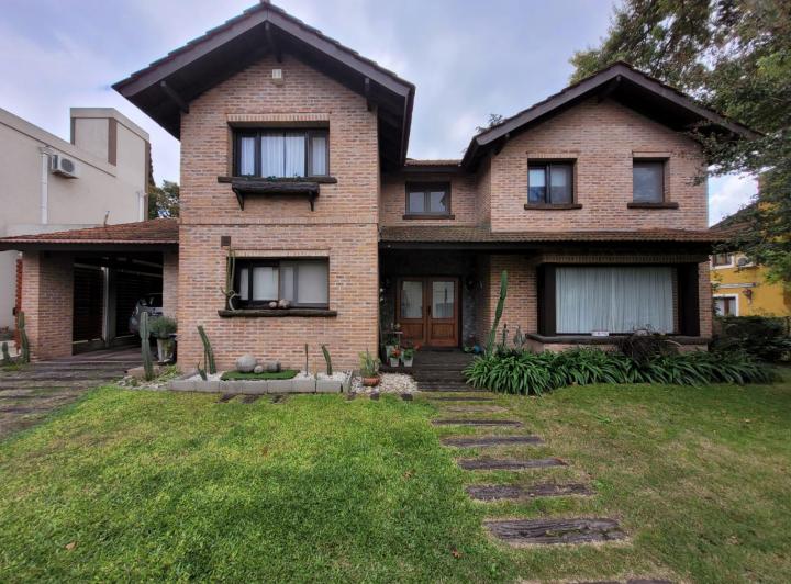 Casa · 228m² · 4 Ambientes · 1 Cochera