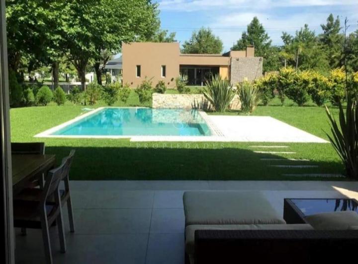 Casa · 246m² · 4 Ambientes · 6 Cocheras