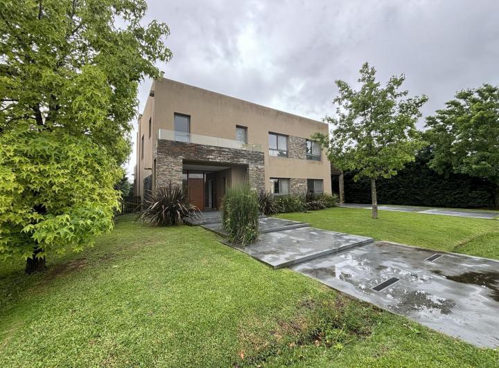 Casa · 350m² · 4 Ambientes · 2 Cocheras