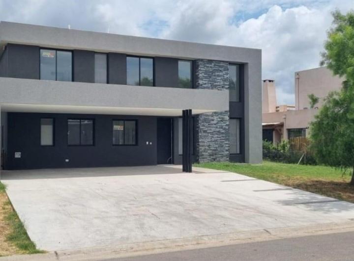 Casa · 246m² · 5 Ambientes · 2 Cocheras