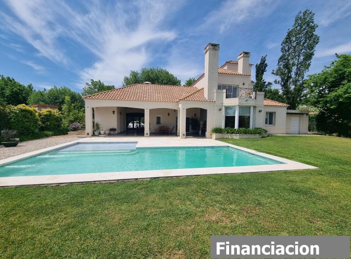 Casa · 246m² · 6 Ambientes · 3 Cocheras