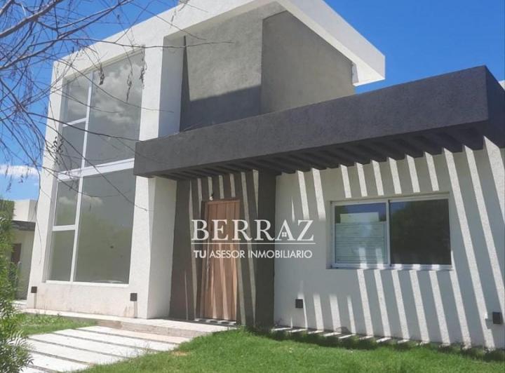 Casa · 147m² · 4 Ambientes · 2 Cocheras