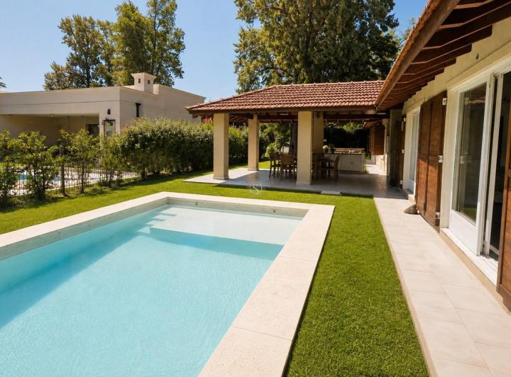 Casa · 212m² · 4 Ambientes · 5 Cocheras