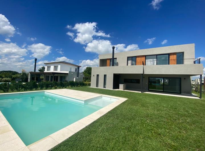 Casa · 224m² · 6 Ambientes · 2 Cocheras