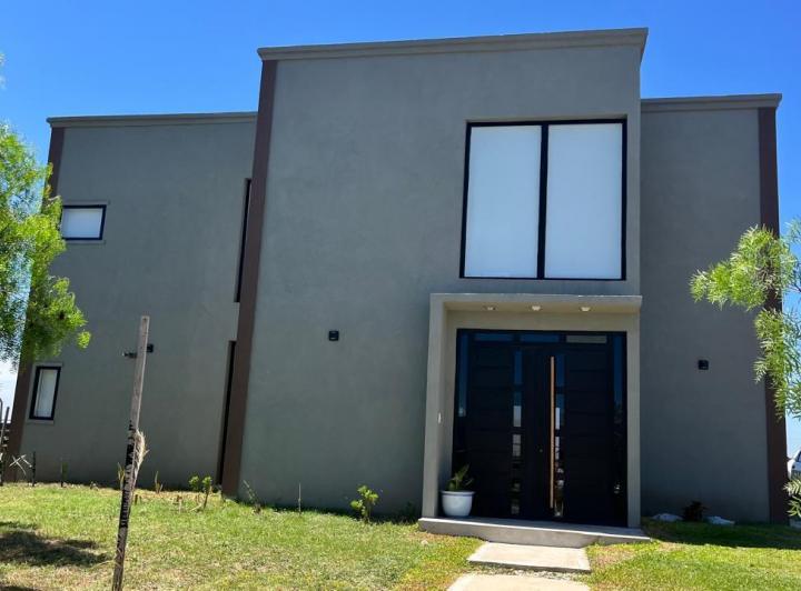 Casa · 195m² · 6 Ambientes · 2 Cocheras
