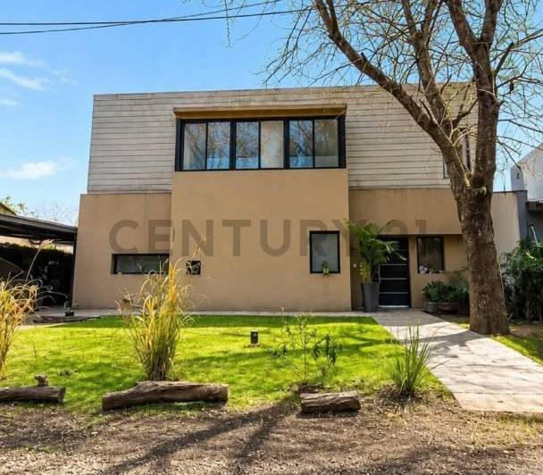 Casa · 244m² · 4 Ambientes · 1 Cochera