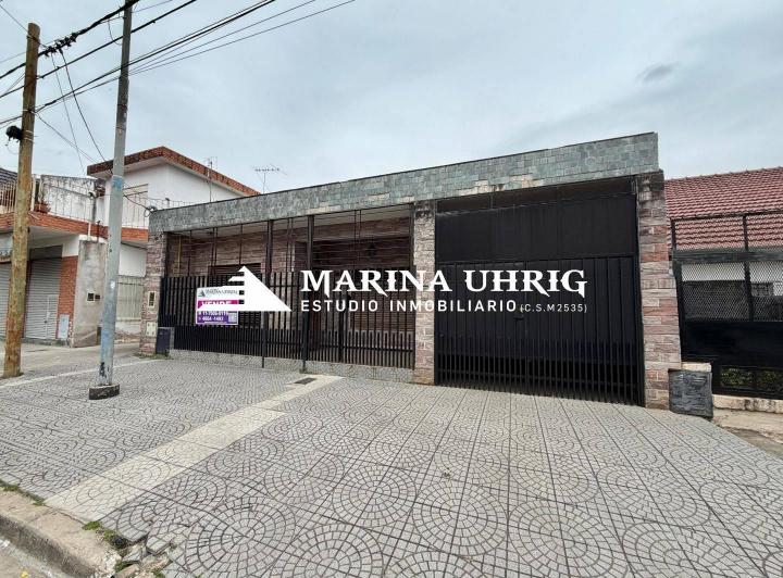 Casa · 216m² · 6 Ambientes · 1 Cochera