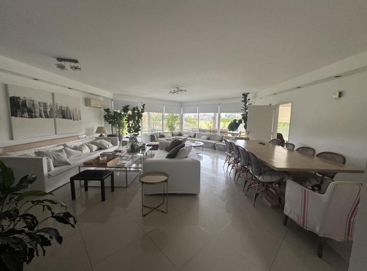 Casa · 261m² · 5 Ambientes · 2 Cocheras
