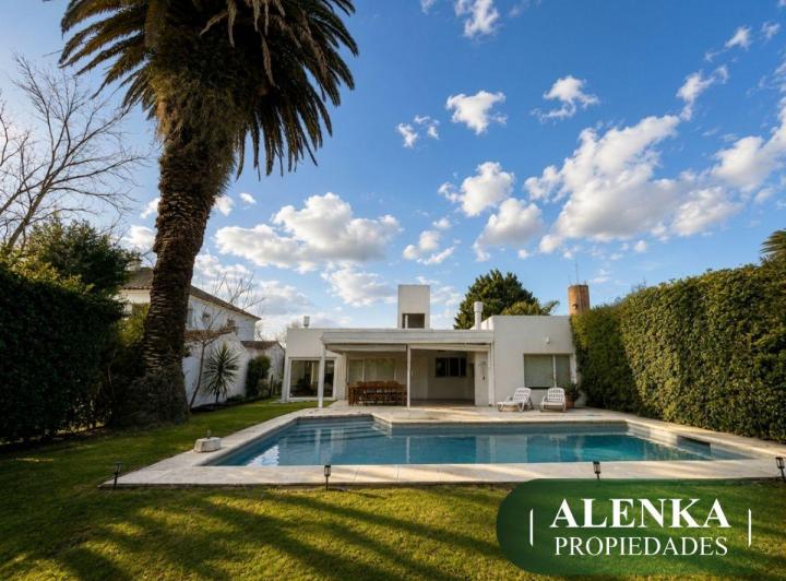 Casa · 190m² · 4 Ambientes · 2 Cocheras