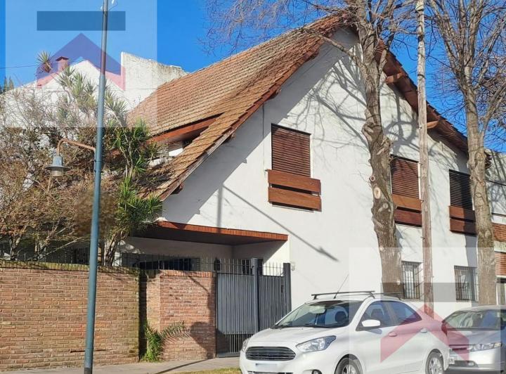Casa · 177m² · 7 Ambientes · 3 Cocheras