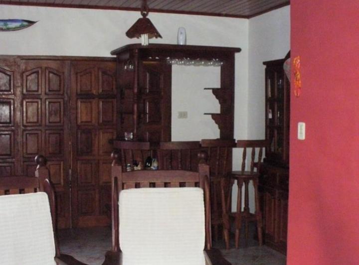 Casa · 210m² · 4 Ambientes · 3 Cocheras