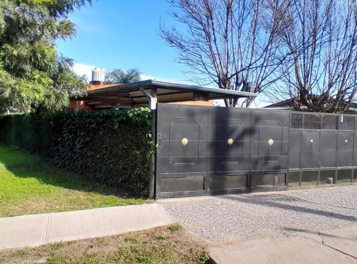 Casa · 74m² · 4 Ambientes · 2 Cocheras