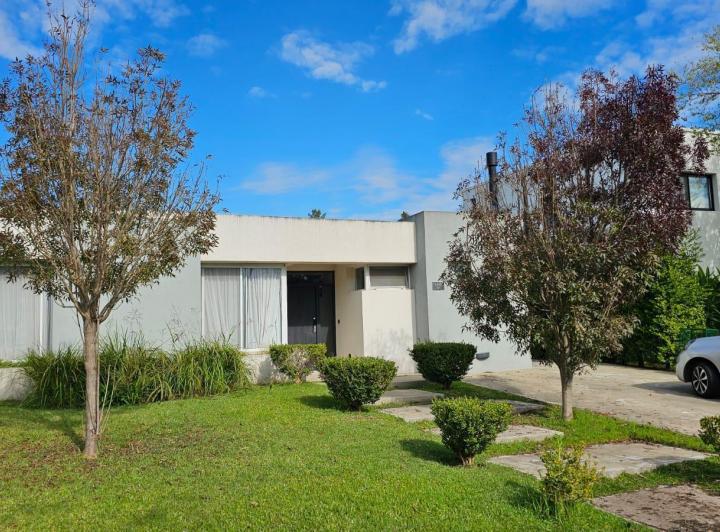 Casa · 180m² · 4 Ambientes · 2 Cocheras