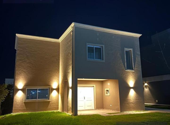 Casa · 160m² · 4 Ambientes · 2 Cocheras