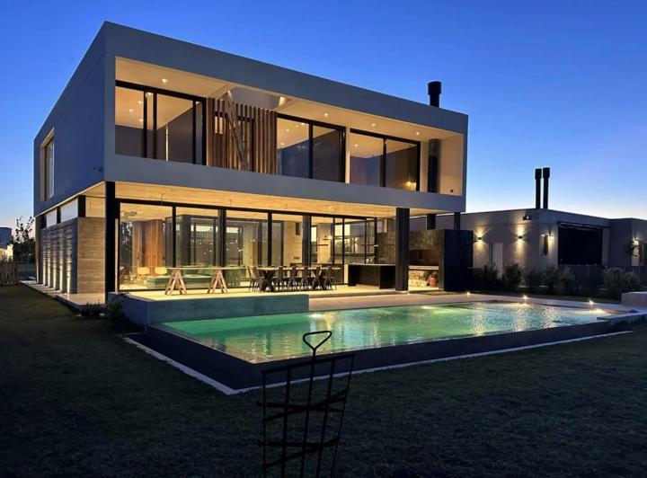 Casa · 350m² · 5 Ambientes · 2 Cocheras