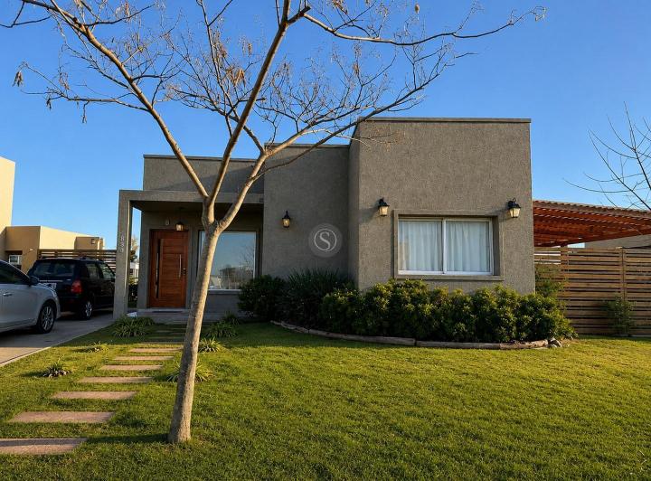 Casa · 102m² · 4 Ambientes · 1 Cochera