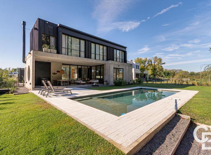 Casa · 260m² · 4 Ambientes · 2 Cocheras